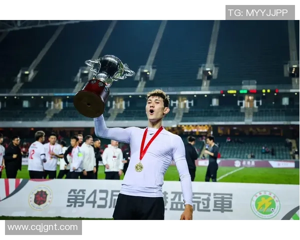 杭州足球队配合引发热议球迷对战术和默契提出不同看法